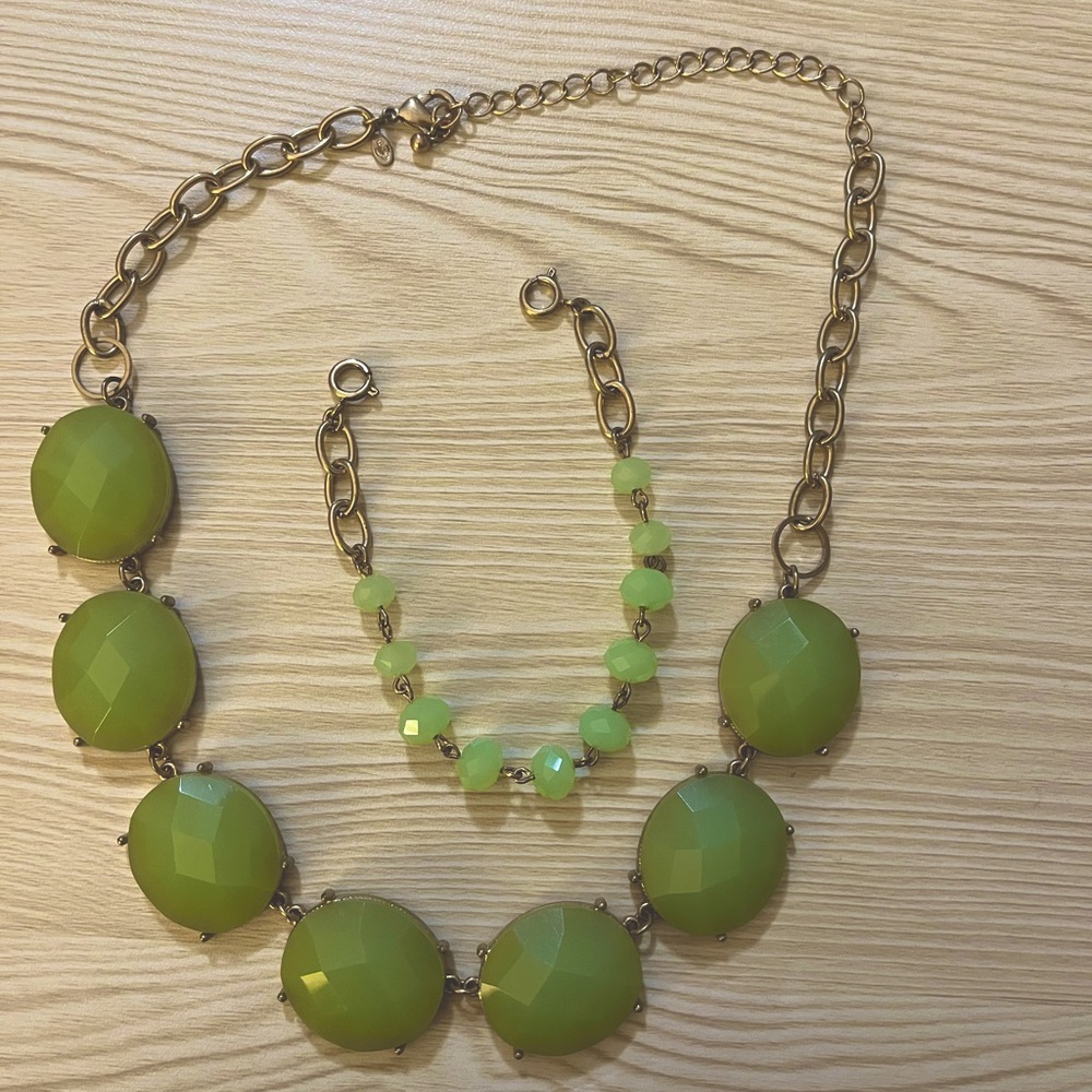 Light green/gold necklace